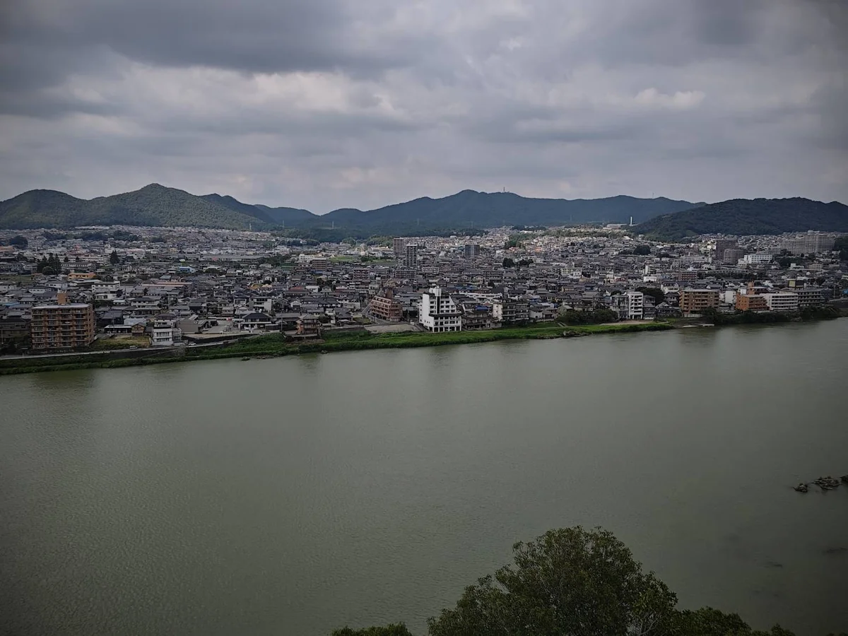 犬山城天守から見た木曽川と対岸の街並み、遠くの山並み