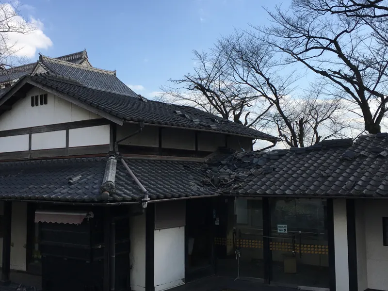 屋根瓦が崩れた建物