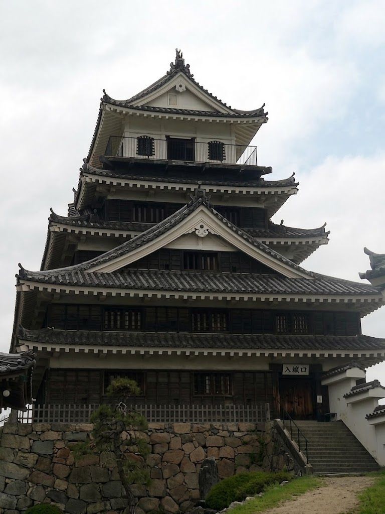 中津城 迫力の天守