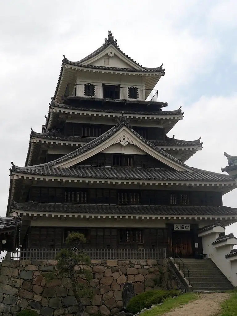 中津城 迫力の天守