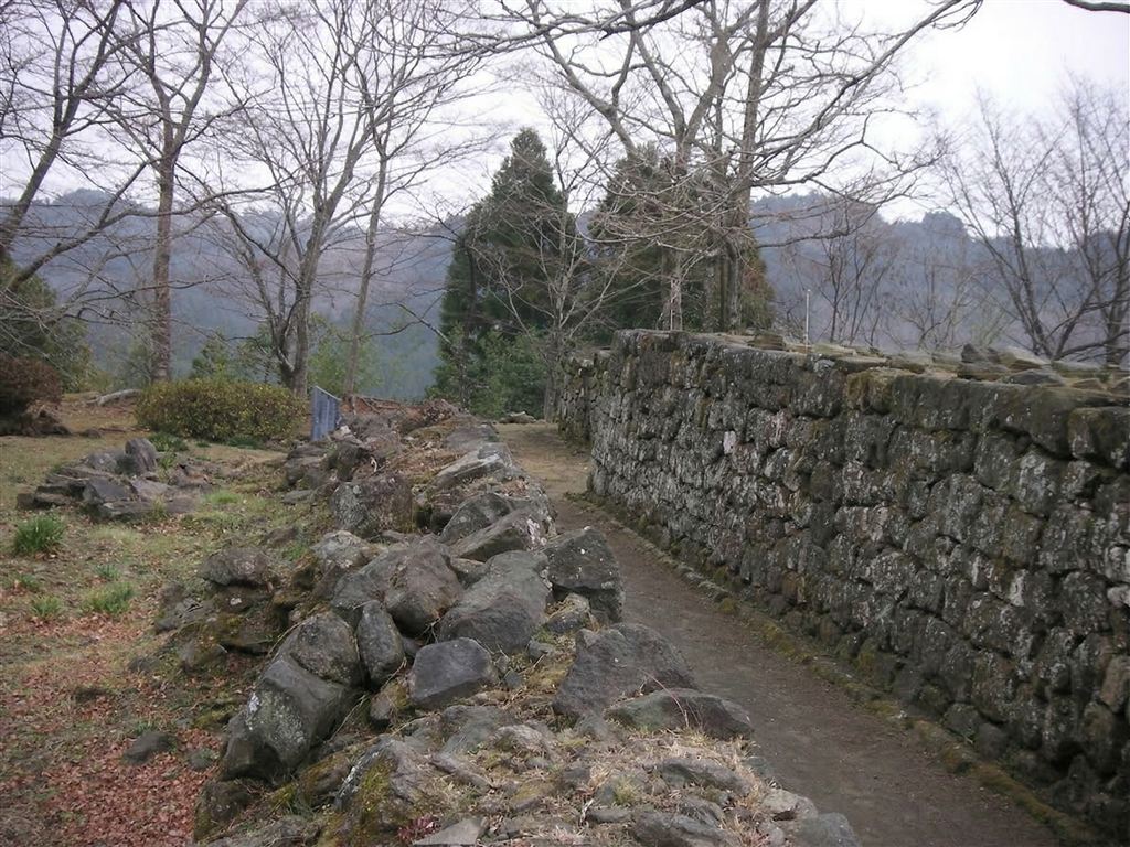 岡城跡 石垣沿いの通路