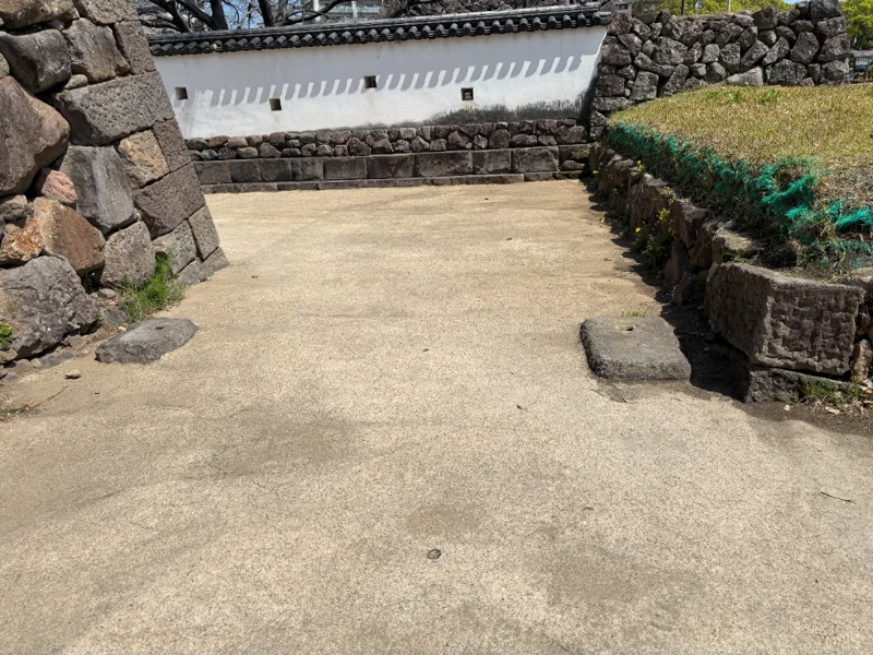 門の礎石（軸石）